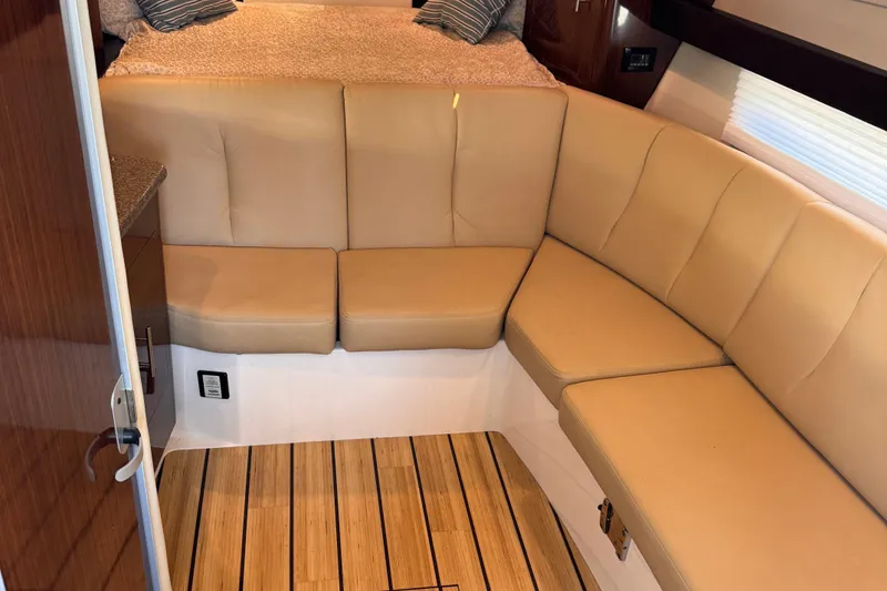 Slide: The Image of Regal 32 Express 2015 - 40