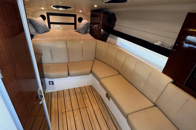 Slide: The Image of Regal 32 Express 2015 - 41