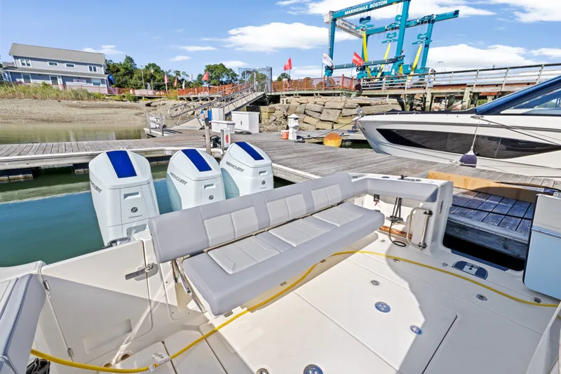 Slide: The Image of Boston Whaler 420 Outrage 2026 - 10