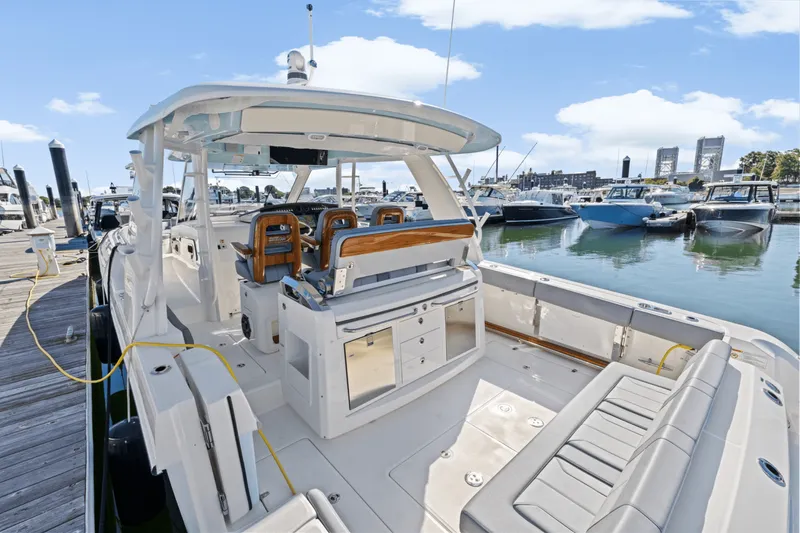 Slide: The Image of Boston Whaler 420 Outrage 2026 - 13
