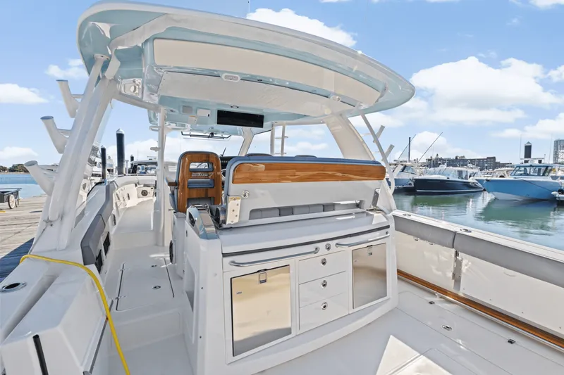 Slide: The Image of Boston Whaler 420 Outrage 2026 - 14