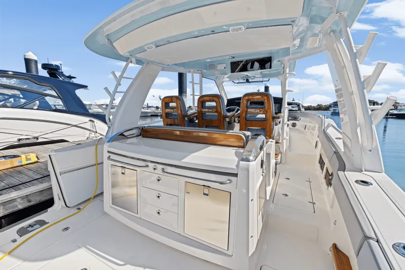 Slide: The Image of Boston Whaler 420 Outrage 2026 - 15