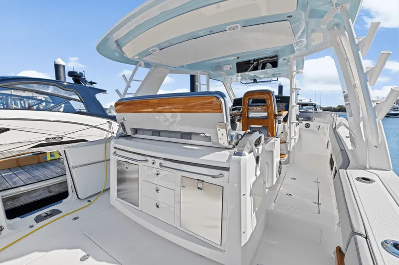 Slide: The Image of Boston Whaler 420 Outrage 2026 - 16