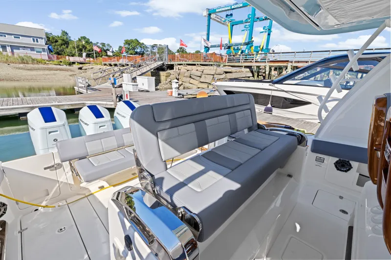 Slide: The Image of Boston Whaler 420 Outrage 2026 - 21