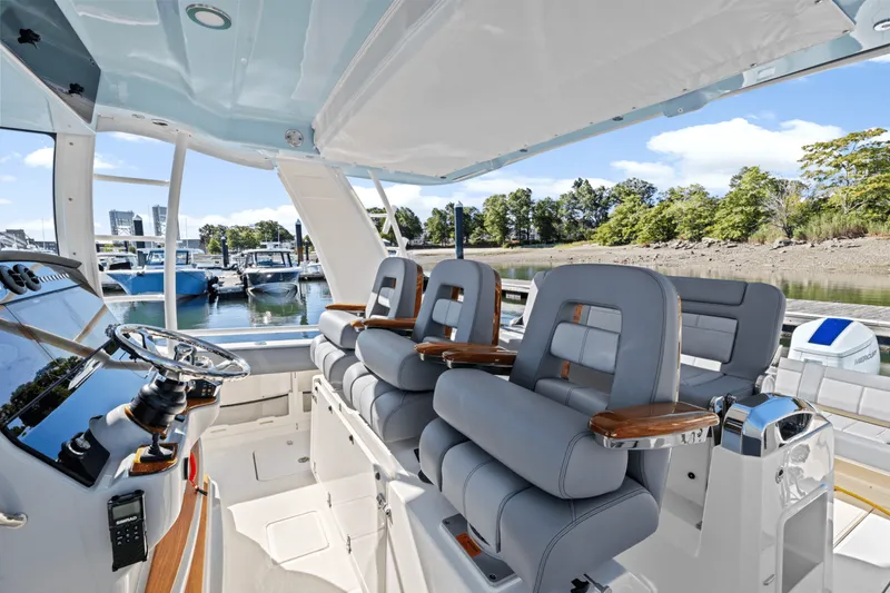 Slide: The Image of Boston Whaler 420 Outrage 2026 - 22