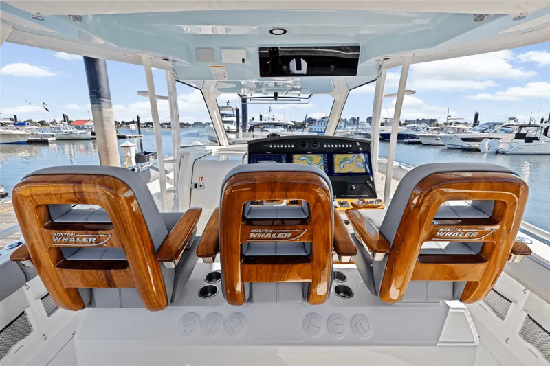 Slide: The Image of Boston Whaler 420 Outrage 2026 - 24