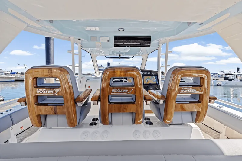 Slide: The Image of Boston Whaler 420 Outrage 2026 - 25