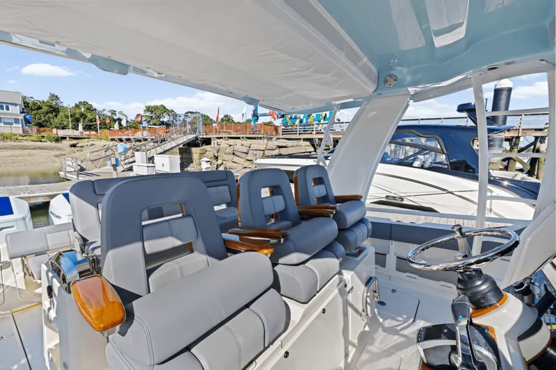 Slide: The Image of Boston Whaler 420 Outrage 2026 - 27