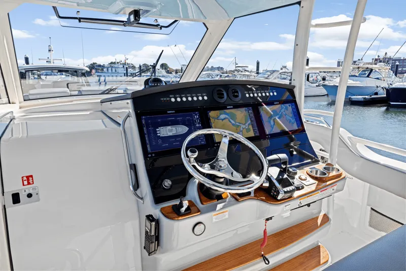 Slide: The Image of Boston Whaler 420 Outrage 2026 - 28