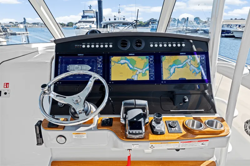 Slide: The Image of Boston Whaler 420 Outrage 2026 - 29
