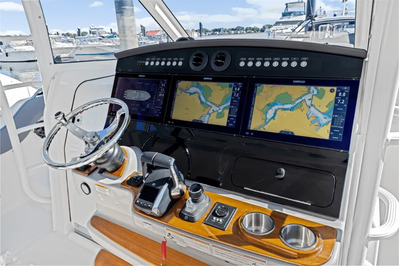 Slide: The Image of Boston Whaler 420 Outrage 2026 - 30