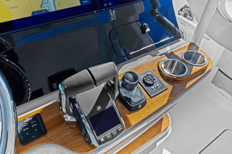 Slide: The Image of Boston Whaler 420 Outrage 2026 - 32