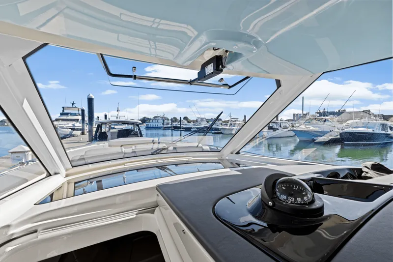 Slide: The Image of Boston Whaler 420 Outrage 2026 - 34