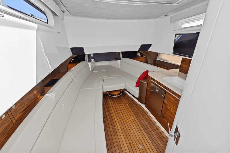 Slide: The Image of Boston Whaler 420 Outrage 2026 - 35