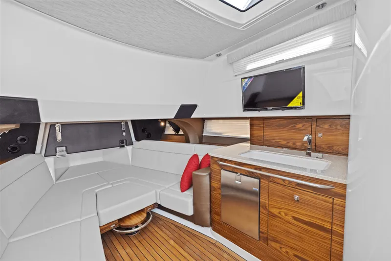 Slide: The Image of Boston Whaler 420 Outrage 2026 - 36