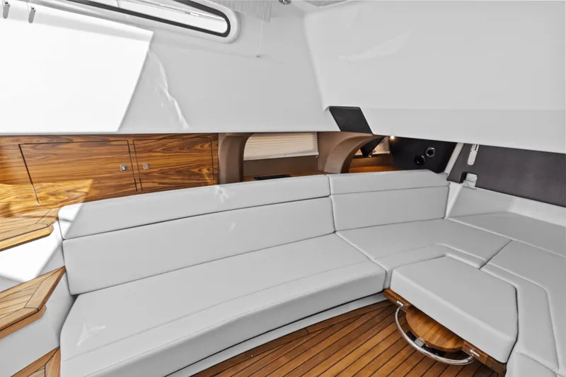 Slide: The Image of Boston Whaler 420 Outrage 2026 - 38