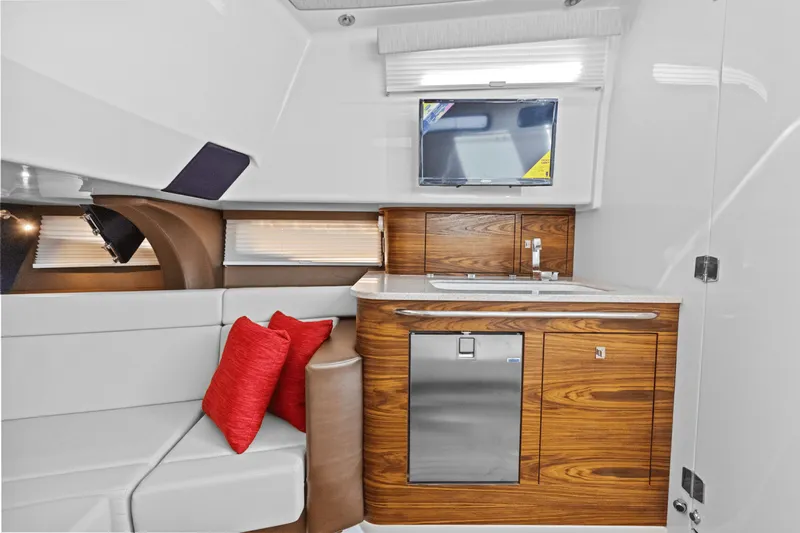 Slide: The Image of Boston Whaler 420 Outrage 2026 - 40