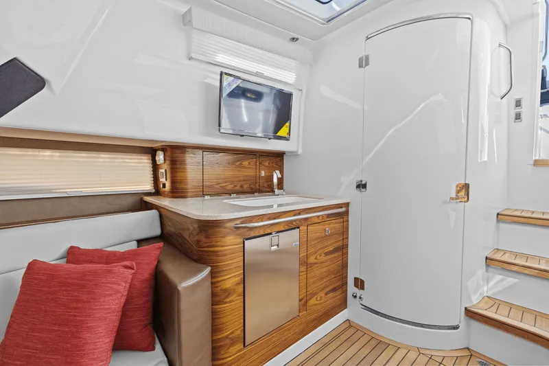 Slide: The Image of Boston Whaler 420 Outrage 2026 - 41