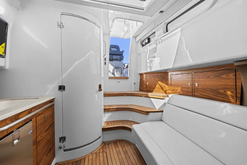 Slide: The Image of Boston Whaler 420 Outrage 2026 - 43