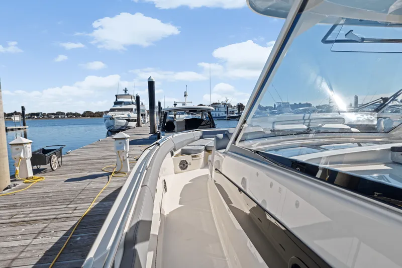 Slide: The Image of Boston Whaler 420 Outrage 2026 - 47