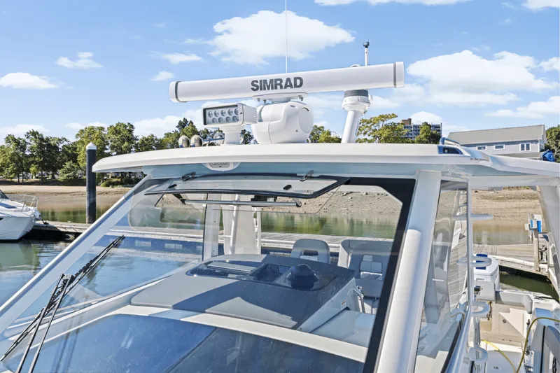 Slide: The Image of Boston Whaler 420 Outrage 2026 - 48