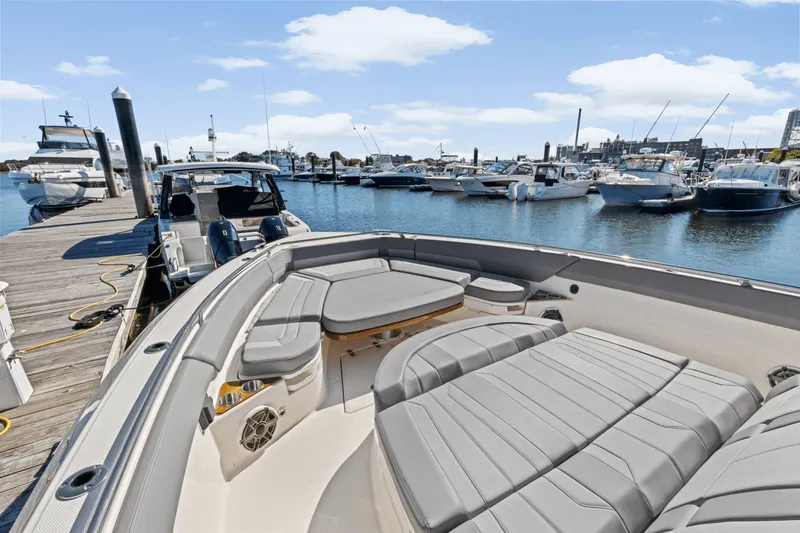 Slide: The Image of Boston Whaler 420 Outrage 2026 - 49