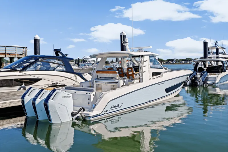Slide: The Image of Boston Whaler 420 Outrage 2026 - 5