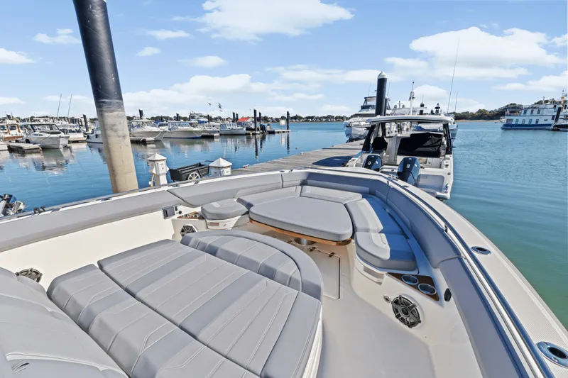 Slide: The Image of Boston Whaler 420 Outrage 2026 - 50