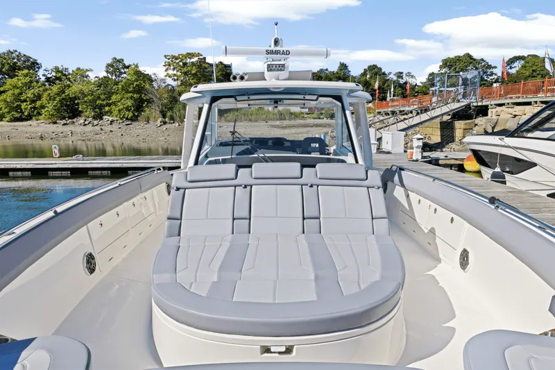 Slide: The Image of Boston Whaler 420 Outrage 2026 - 55