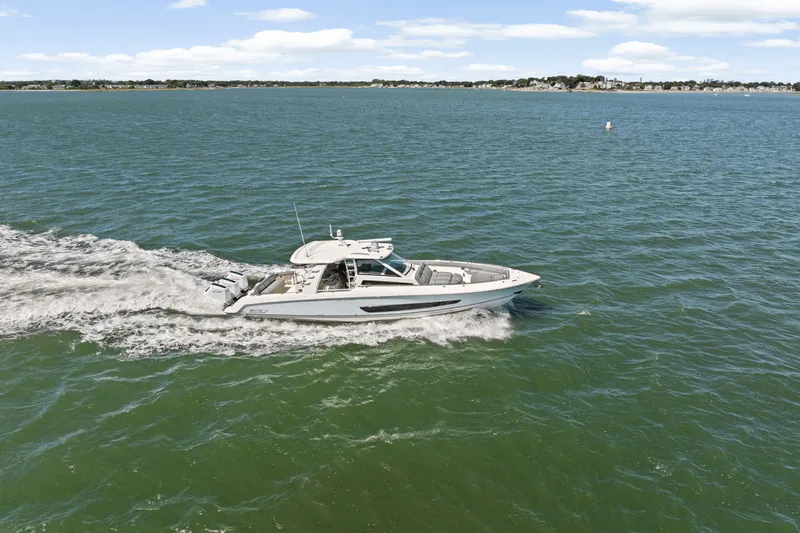 Slide: The Image of Boston Whaler 420 Outrage 2026 - 59