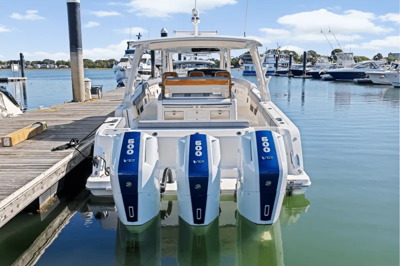 Slide: The Image of Boston Whaler 420 Outrage 2026 - 6