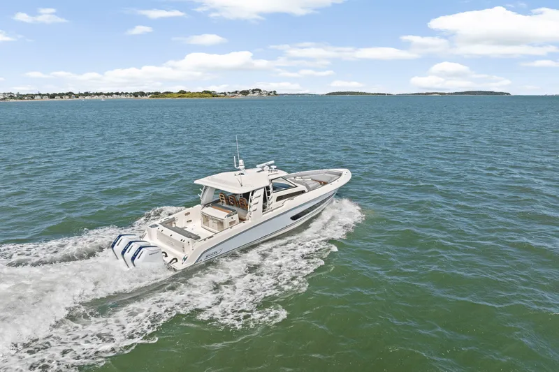 Slide: The Image of Boston Whaler 420 Outrage 2026 - 60