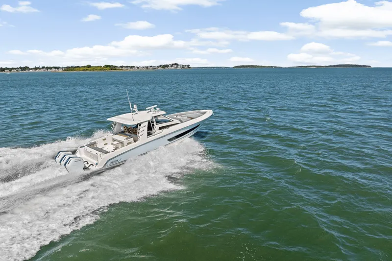 Slide: The Image of Boston Whaler 420 Outrage 2026 - 64