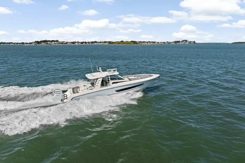 Slide: The Image of Boston Whaler 420 Outrage 2026 - 65