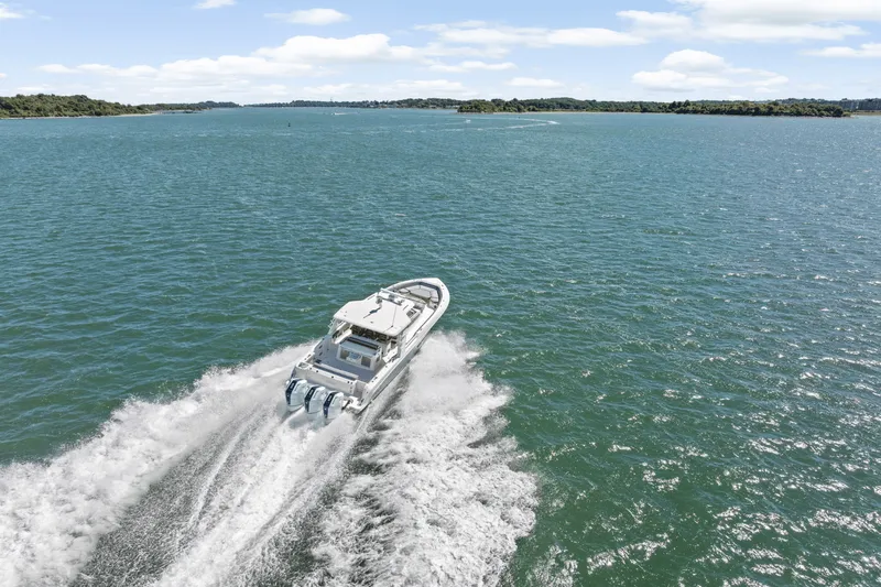 Slide: The Image of Boston Whaler 420 Outrage 2026 - 68