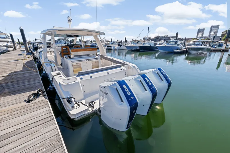 Slide: The Image of Boston Whaler 420 Outrage 2026 - 7