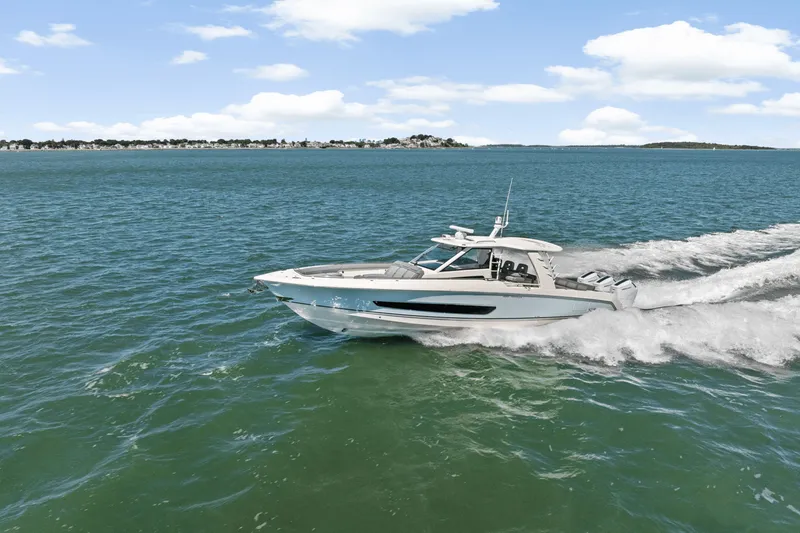 Slide: The Image of Boston Whaler 420 Outrage 2026 - 70