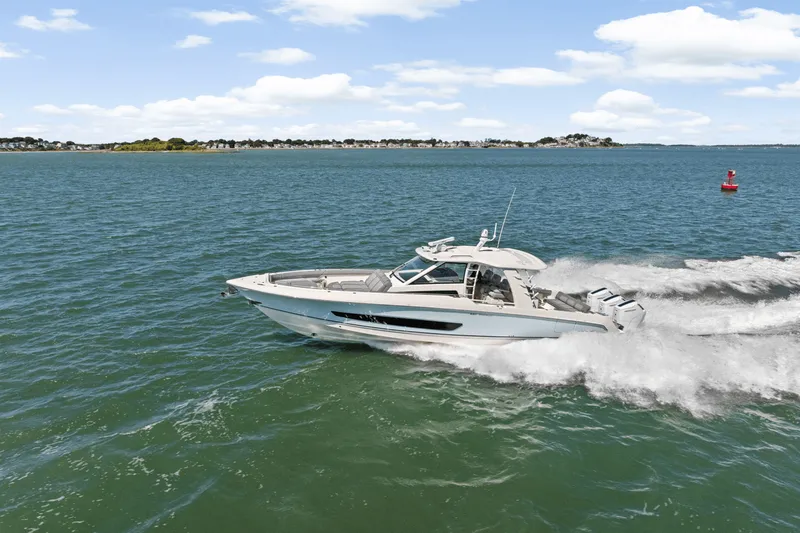 Slide: The Image of Boston Whaler 420 Outrage 2026 - 72