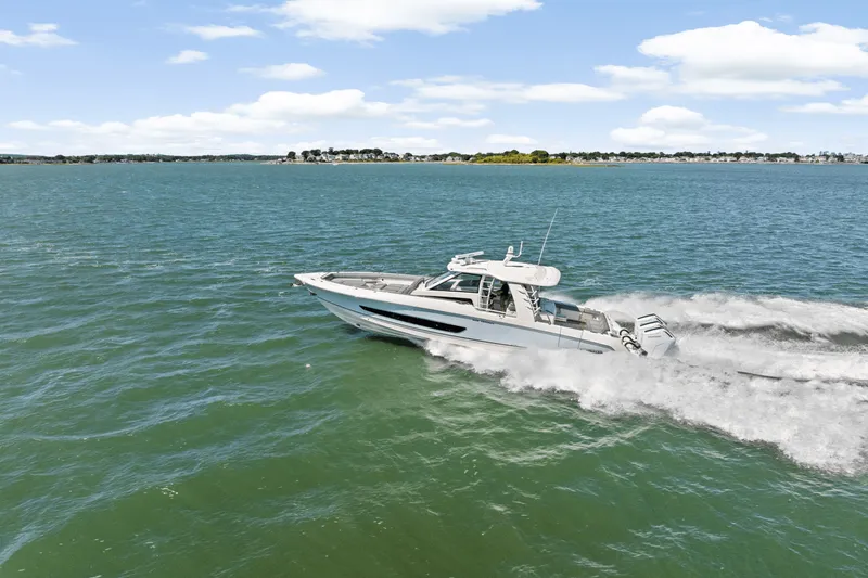 Slide: The Image of Boston Whaler 420 Outrage 2026 - 74