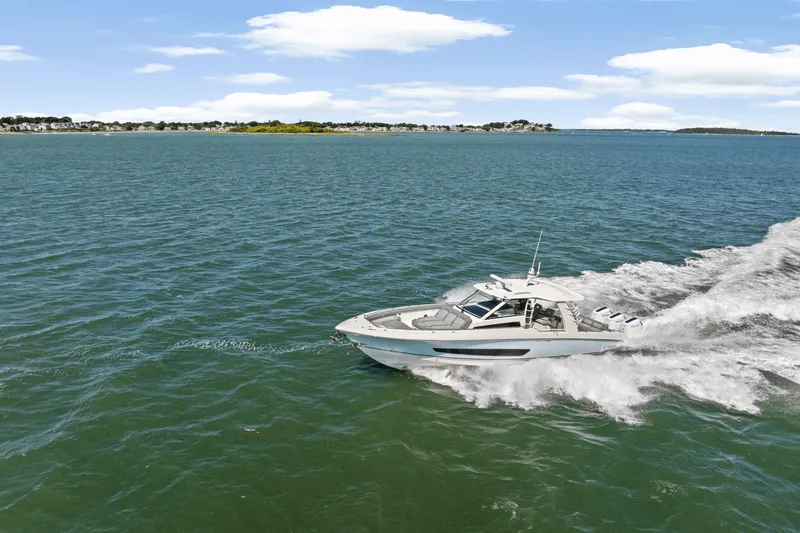 Slide: The Image of Boston Whaler 420 Outrage 2026 - 75