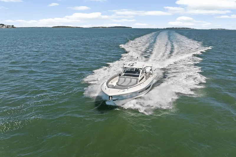 Slide: The Image of Boston Whaler 420 Outrage 2026 - 76