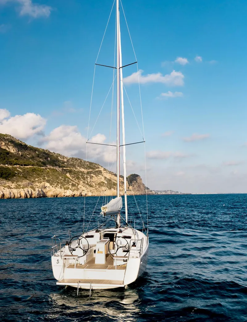 Slide: The Image of 2022 Beneteau Oceanis 34.1 - Overhead view - 5