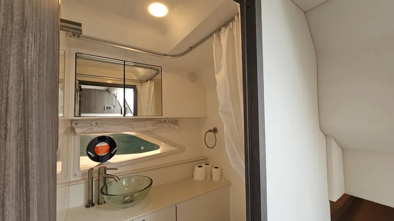 Slide: The Image of Sea Ray 320 SUNDANCER OB 2025 - 22