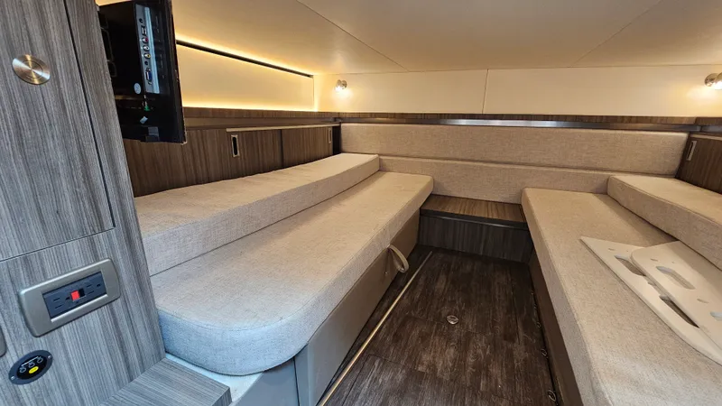 Slide: The Image of Sea Ray 320 SUNDANCER OB 2025 - 24