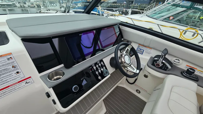 Slide: The Image of Sea Ray 320 SUNDANCER OB 2025 - 14