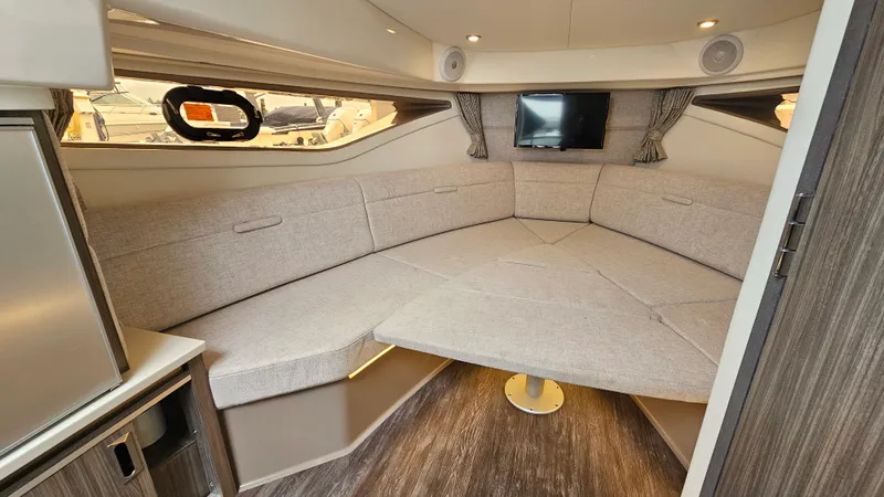 Slide: The Image of Sea Ray 320 SUNDANCER OB 2025 - 18
