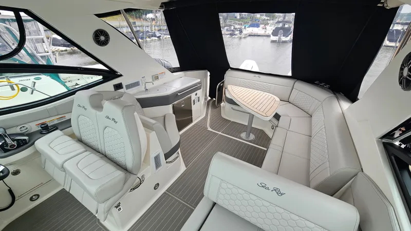 Slide: The Image of Sea Ray 320 SUNDANCER OB 2025 - 6