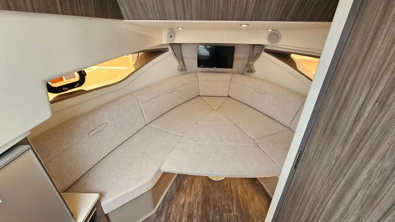 Slide: The Image of Sea Ray 320 SUNDANCER OB 2025 - 20