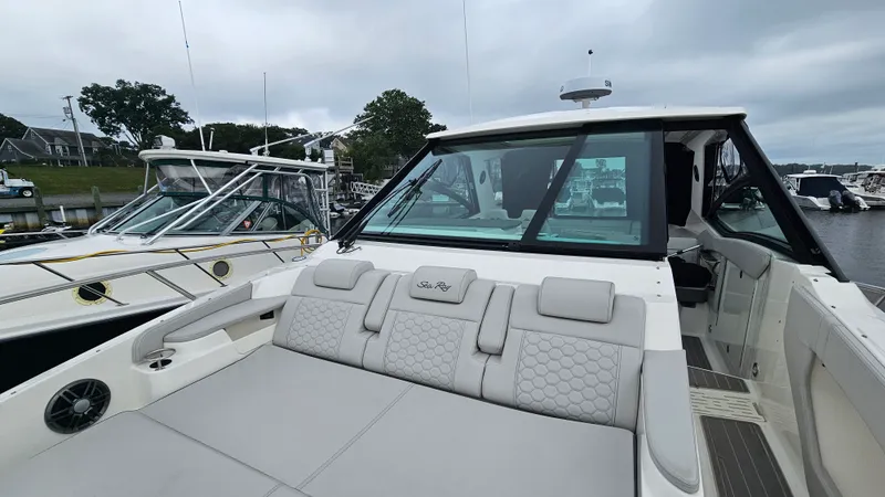 Slide: The Image of Sea Ray 320 SUNDANCER OB 2025 - 27