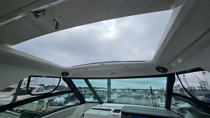 Slide: The Image of Sea Ray 320 SUNDANCER OB 2025 - 13